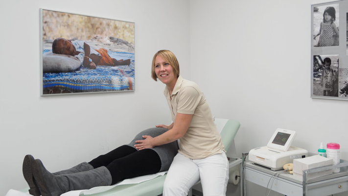 Frauenärztin Dr. Siebenborn während der Behandlung - Team - Frauenarzt Völklingen